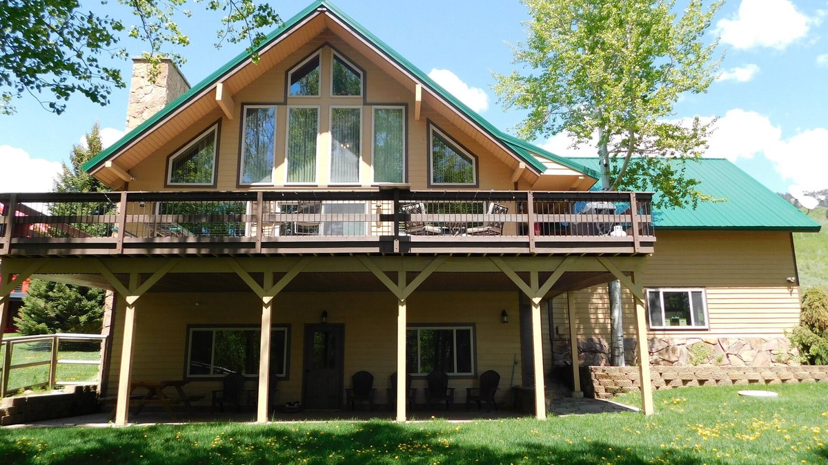 Island Park Cabin | Henry's Lakefront Cabin - 20 miles from YNP - Sleeps 10 with 3 baths