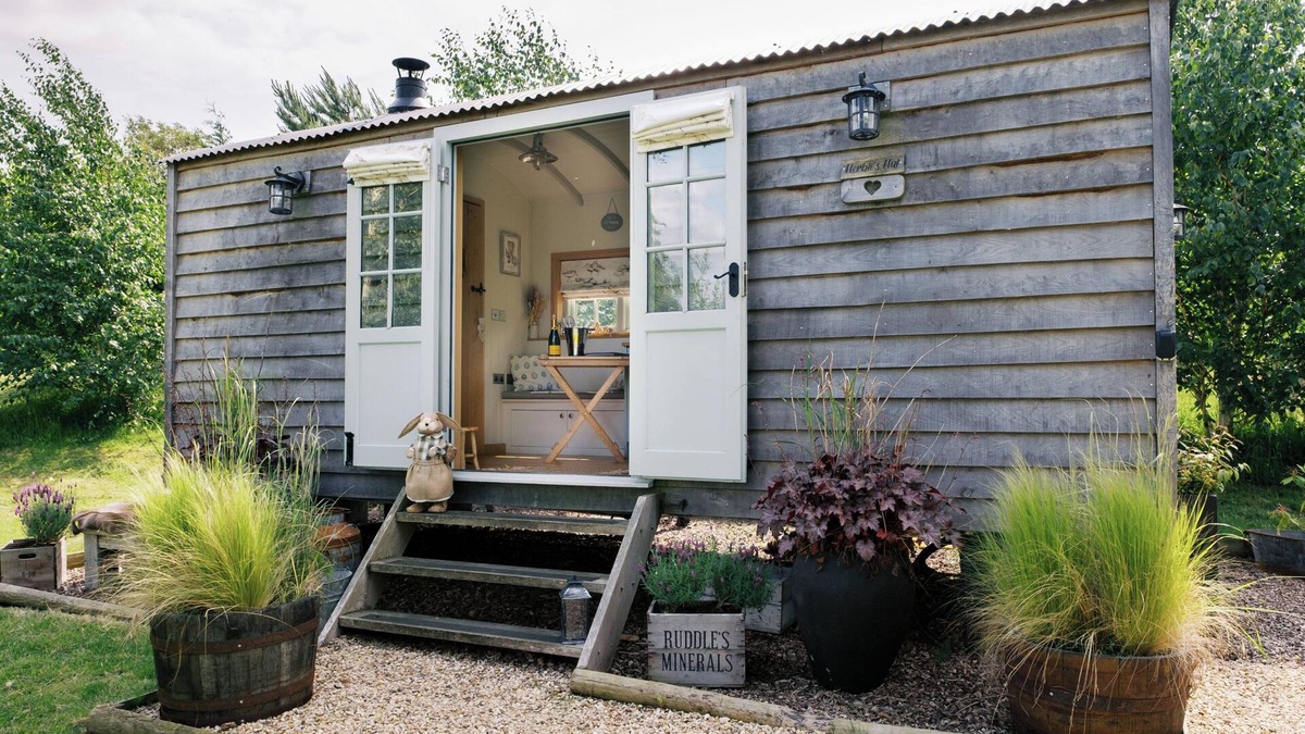 Redmile Cabin | Herbie's Shepherd's Hut - Wellness & Hot Tub