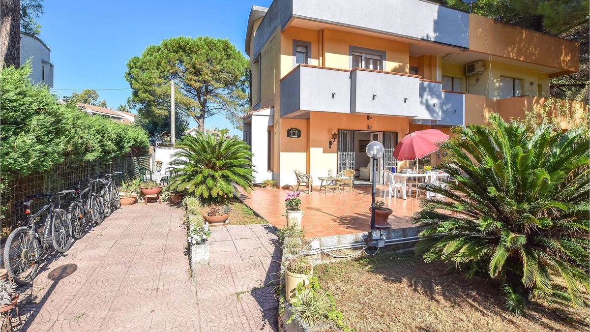 Simeri-Crichi House | Here you will occupy part of a pretty two-family house with garden in the Gulf of Squillace, about 2
