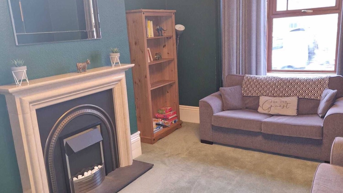 Hereford House | HEREFORD – Falcon House: Spacious 5-Bed with Games Room, Sleeps 14