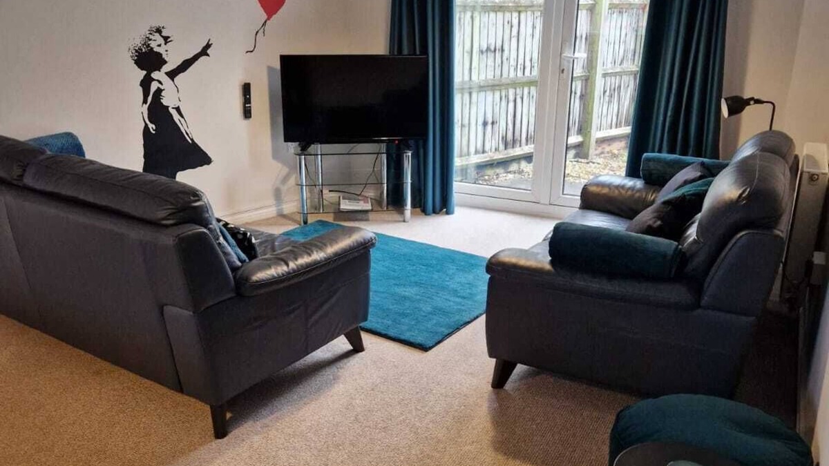 Hereford House | HEREFORD – Finch House: Modern 4-Bed, Dog Friendly, Sleeps 10 + Pool Table