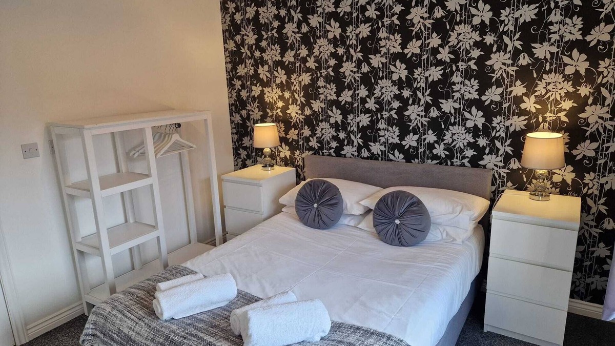 Hereford Apartment | HEREFORD – Mayflower Coach House: Modern 2-Bed with Parking, Sleeps 4