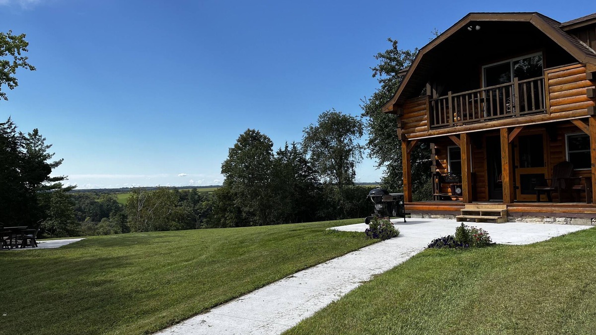 Chatfield Cabin | Heritage hideaway-Secluded Log Cabin