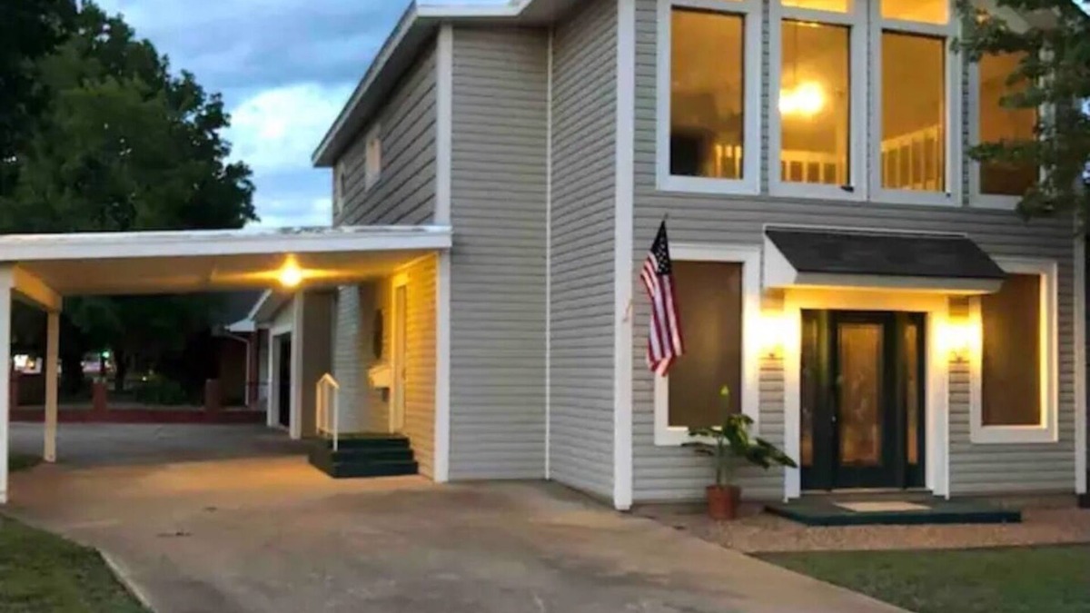 Lawton House | Heroes Boulevard House with room for up to ten