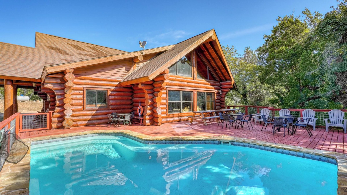Burnet Cabin | Heroes Hideaway: Relaxation Awaits by the Lake!