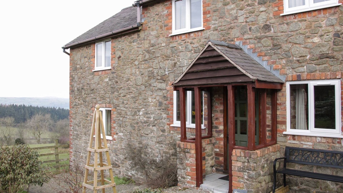 Bromlow Cottage | HERON COTTAGE, pet friendly, with open fire in Hope, Shropshire