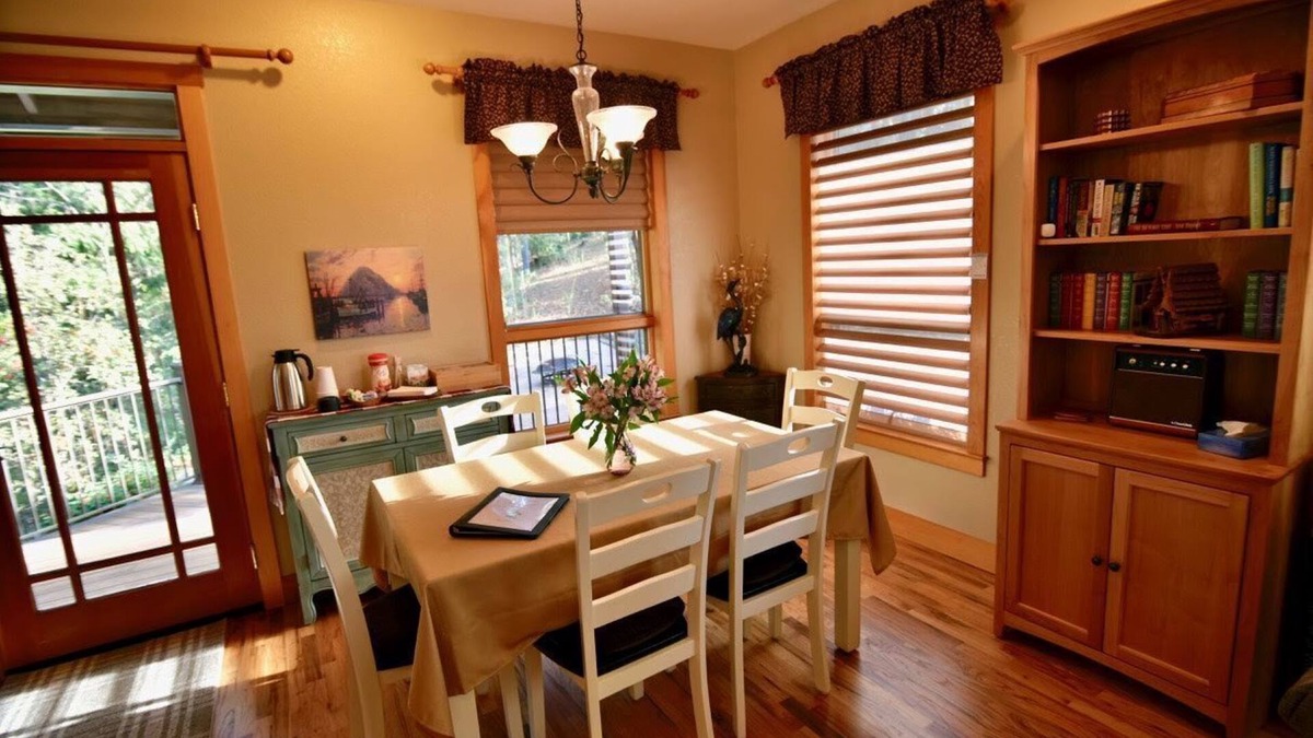 Auburn Cottage | Heron Cottage - Tranquil Retreat