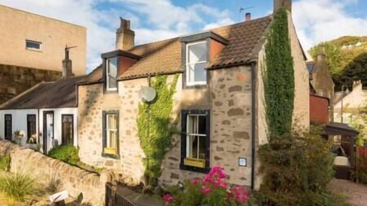 North Queensferry House | Heron House: The Forth Rail Bridge Cottage