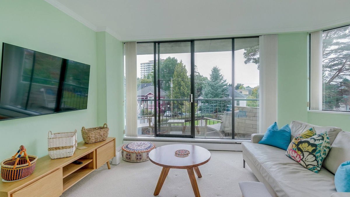 James Bay Condo | Heron's Nest-Bright and Airy Suite with Study, steps away from Downtown Victoria by Victoria Prime!