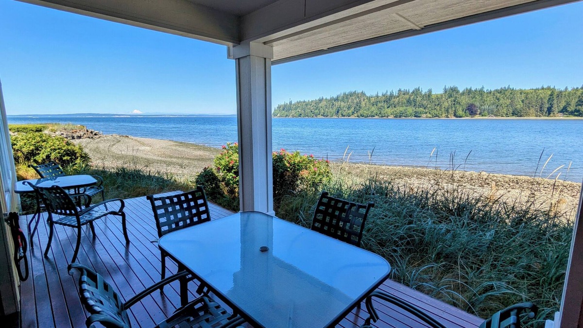 Port Ludlow House | Heron's Nest is a waterfront spectacular 3-bedroom townhome in Port Ludlow