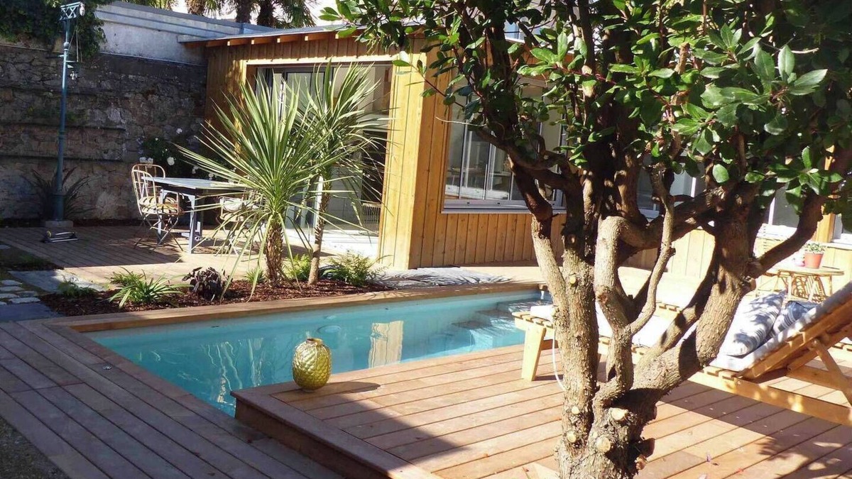 Mairie de Chantenay House | Heron's Nest: Urban gite with heated pool in the heart of Nantes
