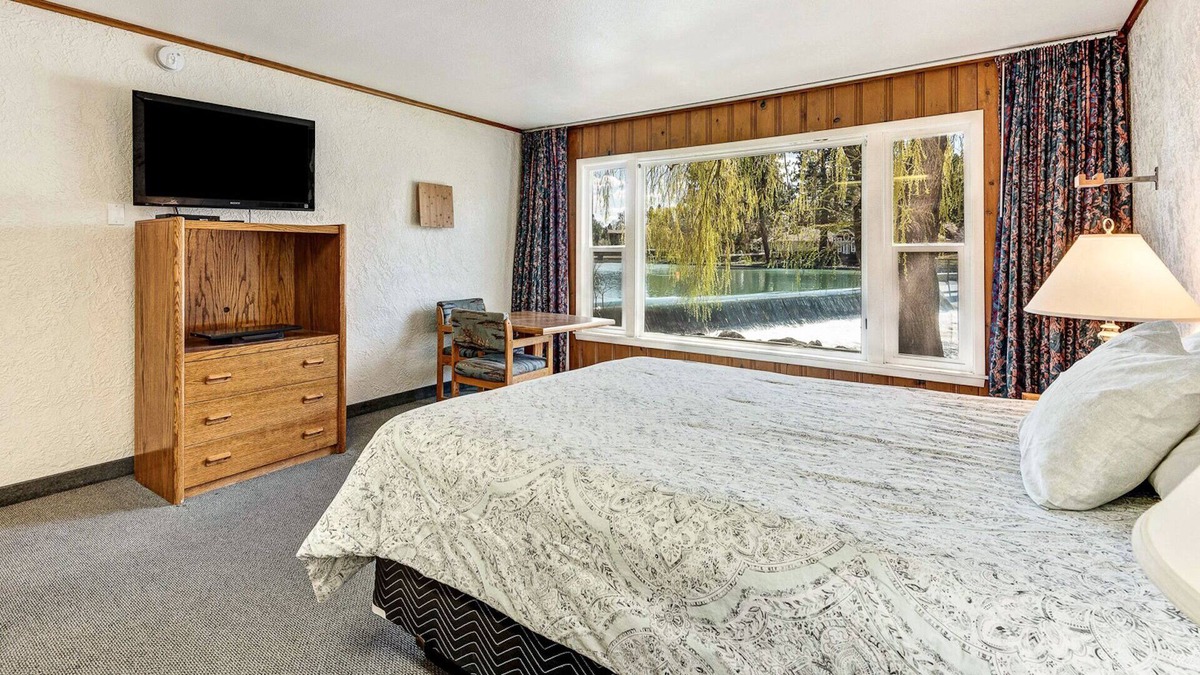River Terrace Cottage | "Heron Then" Retro Riverfront Cottage near Downtown