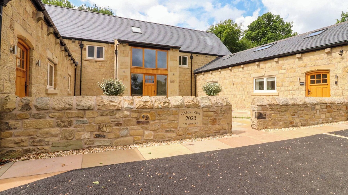 Higher Walton Cottage | HERON VIEW, family friendly, character holiday cottage in Longridge