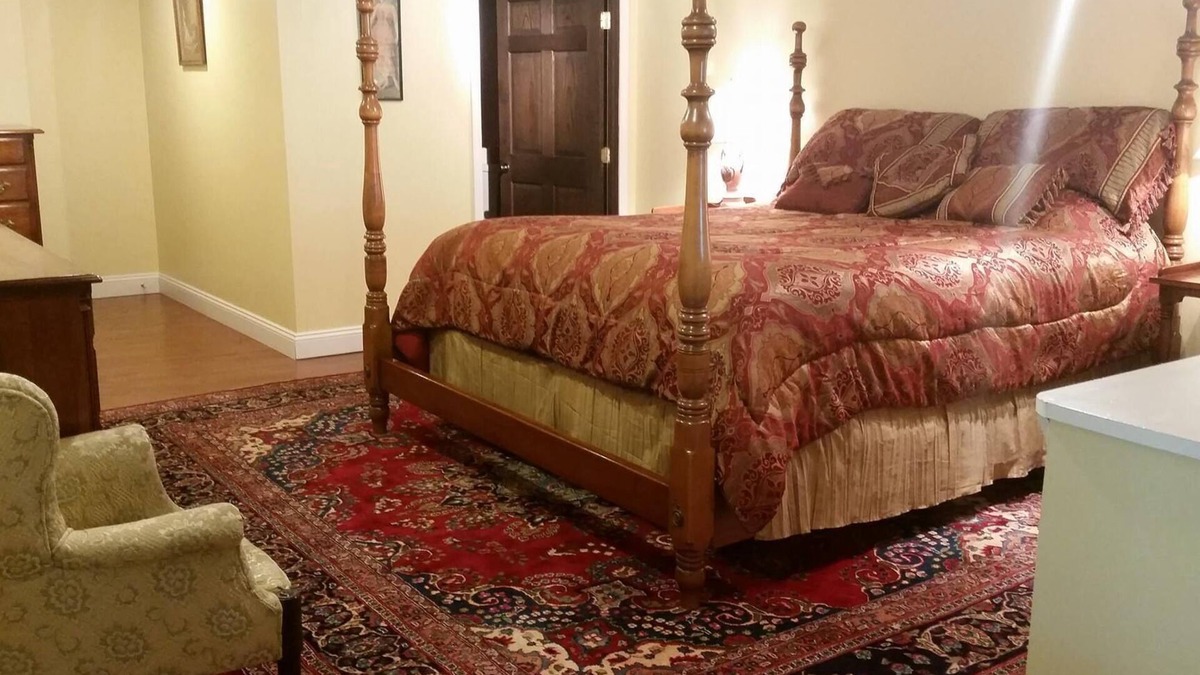 Russell Bed & Breakfast | Heron View Room at Carousel Bed and Breakfast