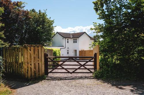Llanvair Kilgeddin House | Herons Lodge