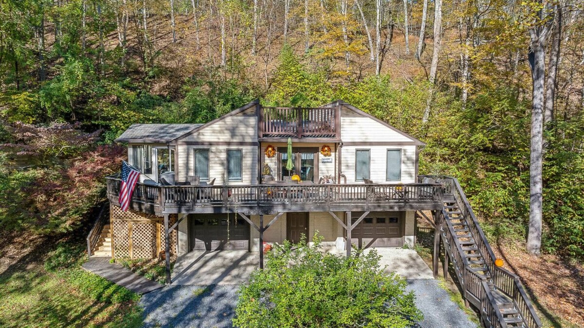 Great Cacapon Cabin | Herons Rest - riverfront, fire pit, wifi, deck, all seasons porch