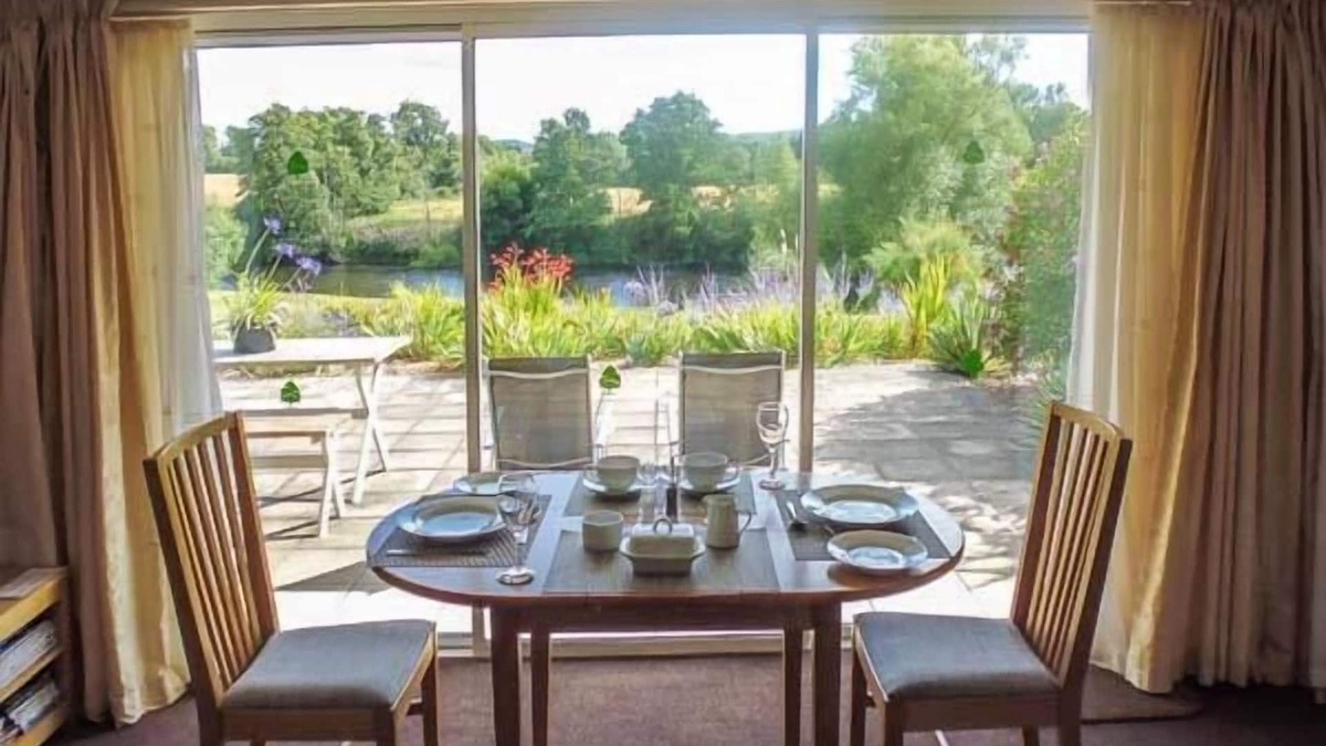 Byford Apartment | HERONS, with a garden in Byford
