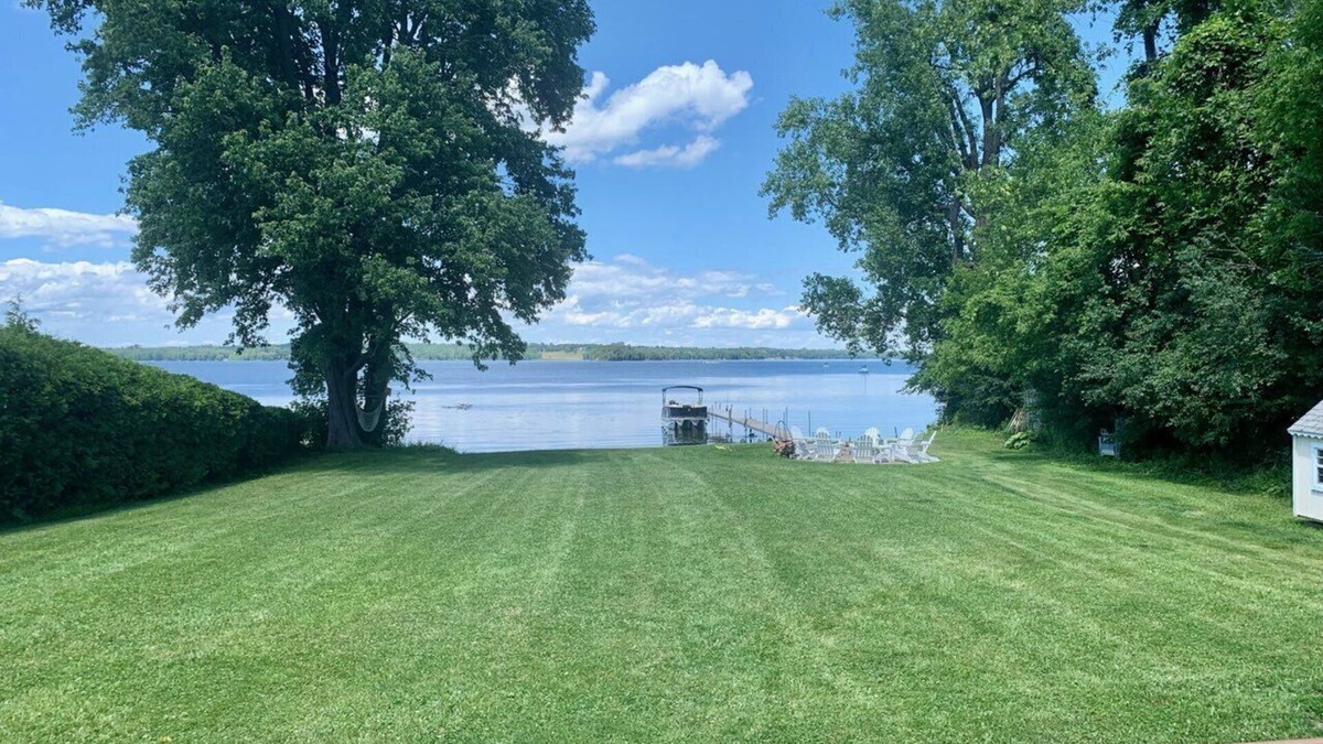 South Hero House | Heros Hideaway, private 1acre flat grassy yard, majestic sunsets