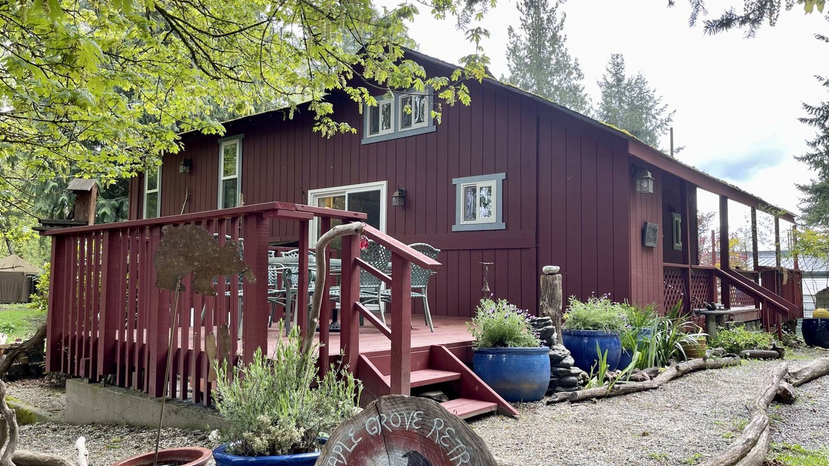 Lakebay Cabin | Herron Island Maple Grove Retreat-Dog Friendly