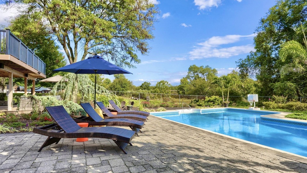 Harrisburg House | Hershey Attractions! Hot Tub, Fire Pit, Pool, Game Room and 15 Mins To Hershey!