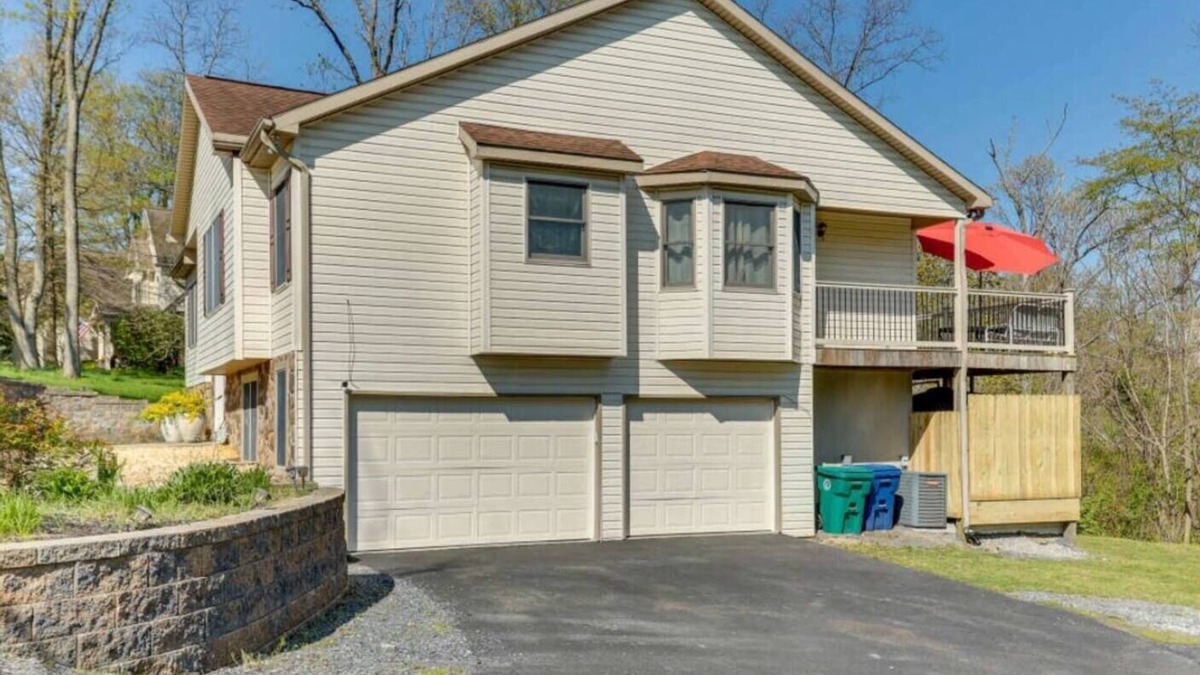 Harrisburg House | Hershey Park Lodge with Jacuzzi and Event Room