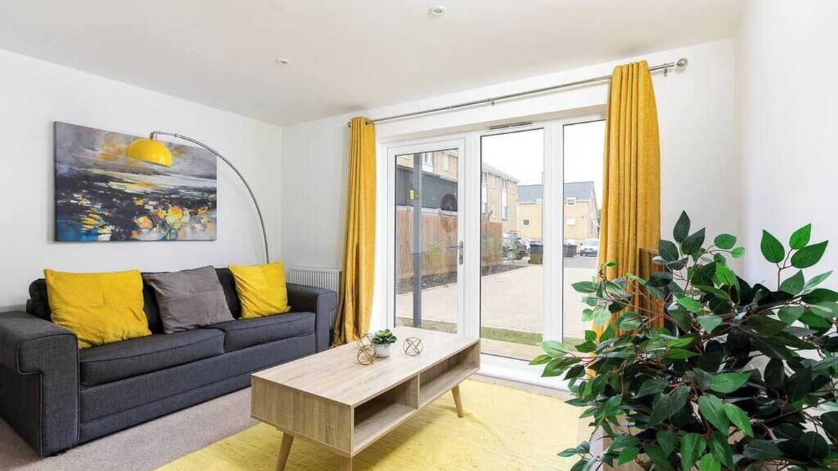 Hertford Apartment | Hertford Modern 2-Bedroom Flat Full Furnished TV 2 Bathrooms Full Kitchen