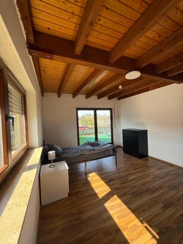 Rembrucken Apartment | HEU1- Spacious City Apartment with Terrace in Heusenstamm
