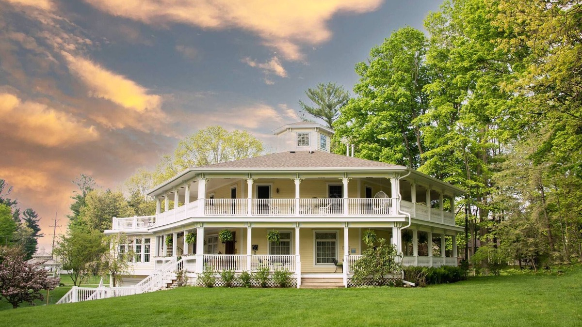 Pentwater Bed & Breakfast | Hexagon House Bed and Breakfast - Garden Room