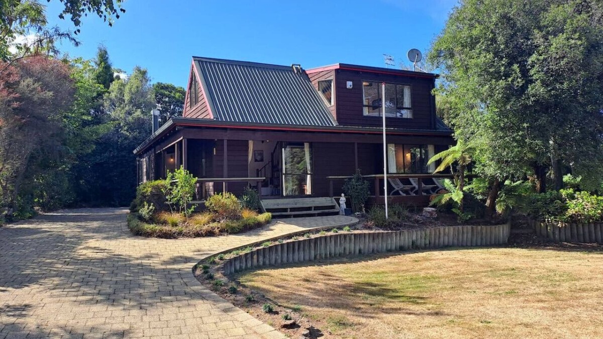 Rangatira Park House | Hey Jude - Family home with free Wi-Fi