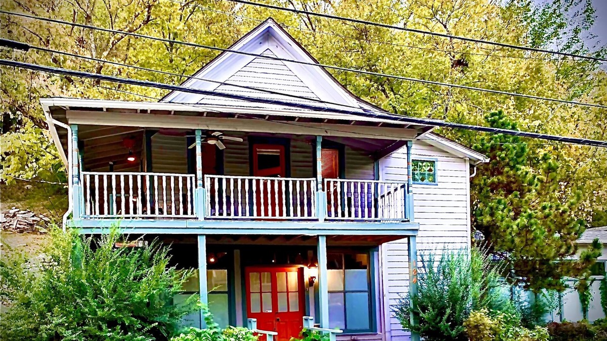 Eureka Springs Historic District House | HGTV feature Main St d’town! 3 cozy units, sleeps 16 w Private Bar + gameroom!