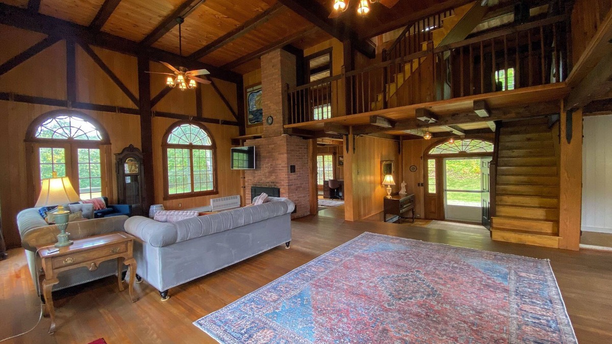 Lisbon House | HH Stay like a royal! Grand historic home with chef kitchen, pool table, fast wifi!