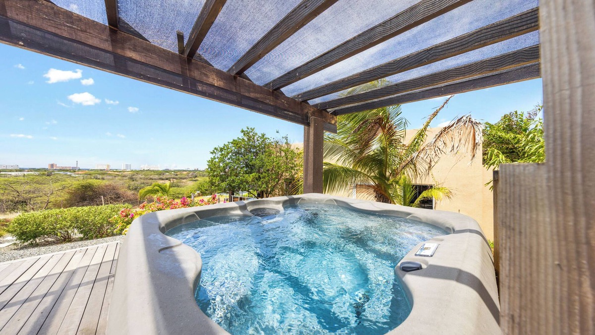 Boegoeroei Apartment | HH1-SLEEPS 4, PRIVATE UNIT, WIFI, INFINITY POOL, BBQ, HOT TUB, AMAZING VIEWS