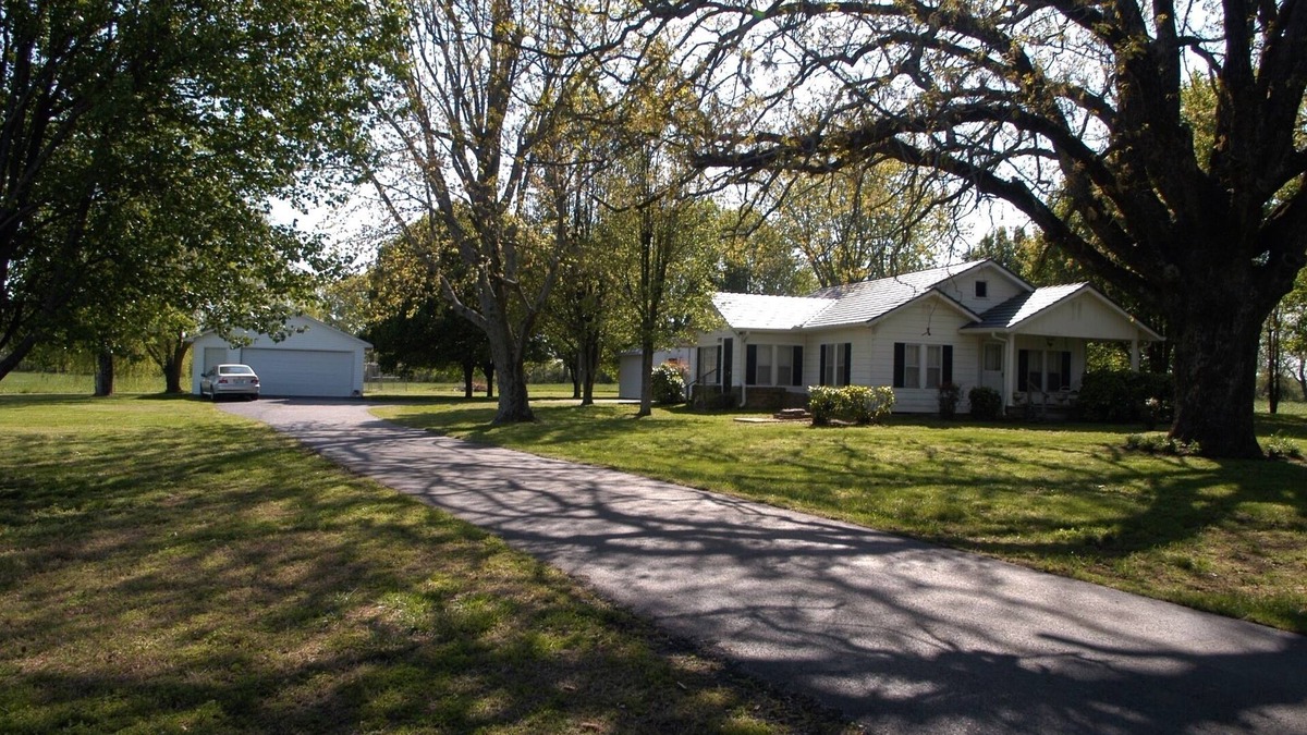 Lawrenceburg House | Hi Speed Internet Lawrenceburg TN area, Outdoor Living Space, Wk/Month Discounts