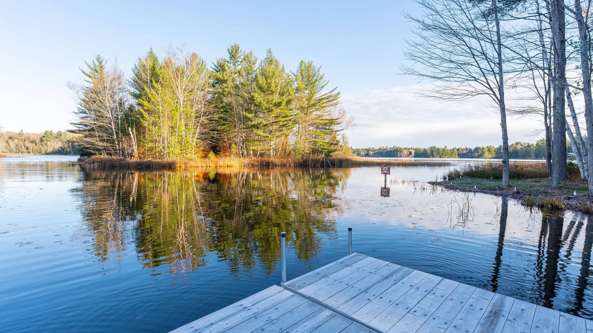 Wetmore House | Hiawatha Snow'd Inn: Fall Colors and Lakeside Comfort Awaits