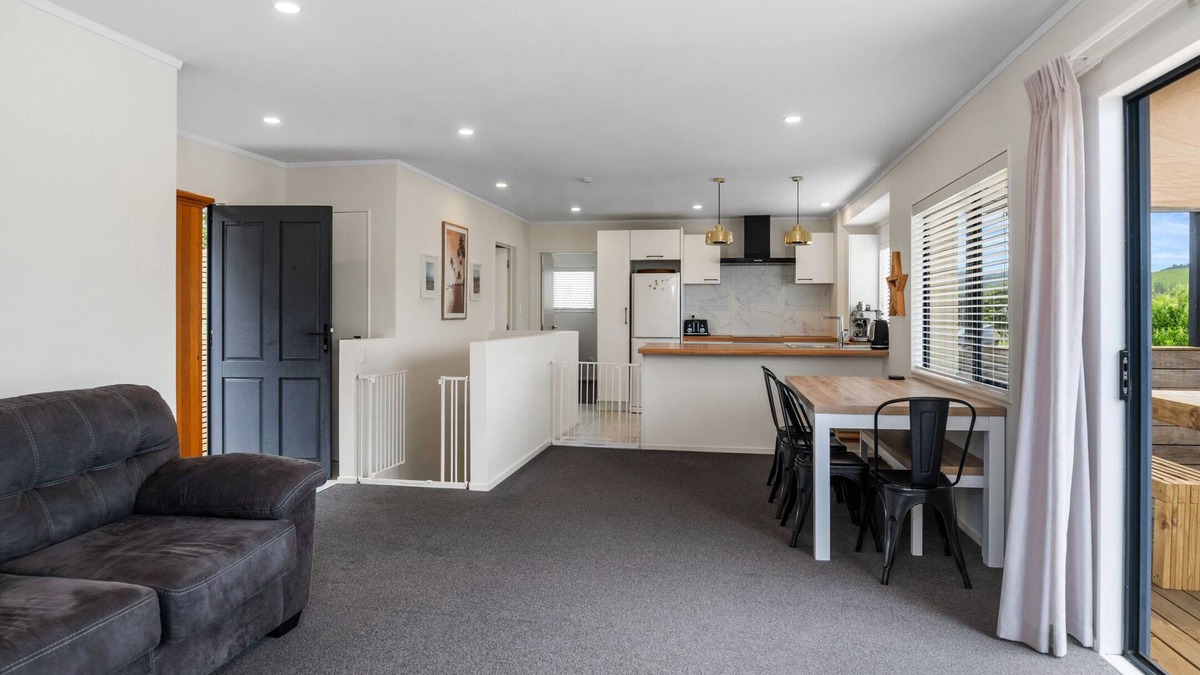 Hatfields Beach House | Hibiscus Hideaway - Orewa Beach Holiday Home