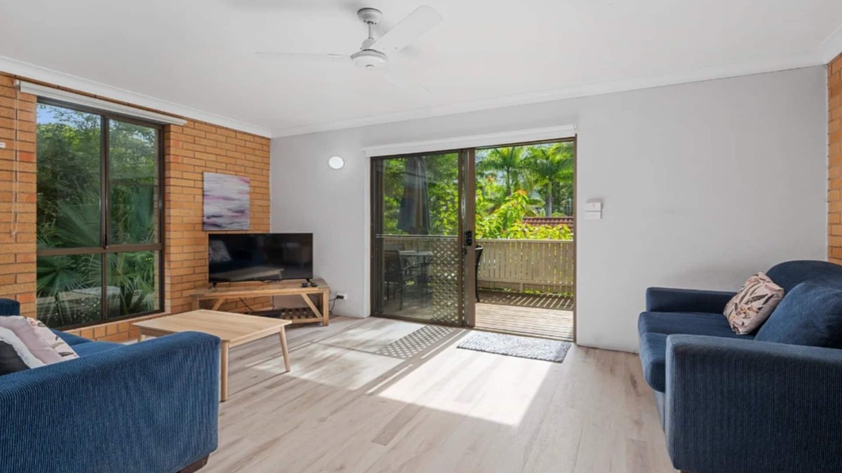Korora House | Hibiscus Tropic Lodge - A Relaxing Coastal Escape!
