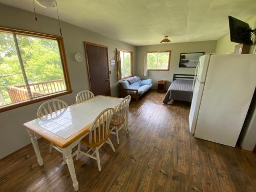 Pittsburg Hotel | Hickory Grove Hideaway