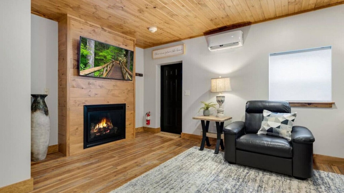 Berlin Apartment | Hickory Suite · Romantic Getaway on Main Street - Hickory Suite
