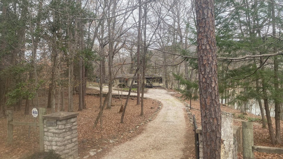 Sloans Valley Cottage | Hidden 2-bedroom Lake Cumberland cottage with lake view & access in Burnside KY