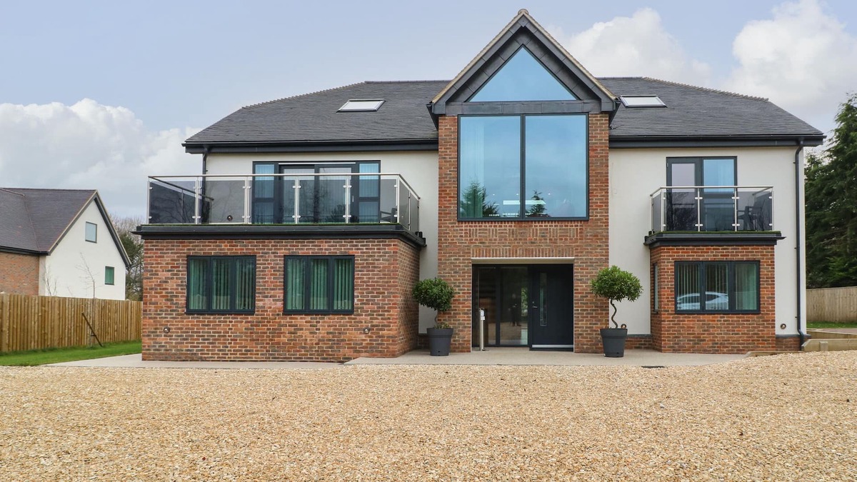 Frilford House | HIDDEN BROOK HOUSE, pet friendly, with hot tub in Frilford