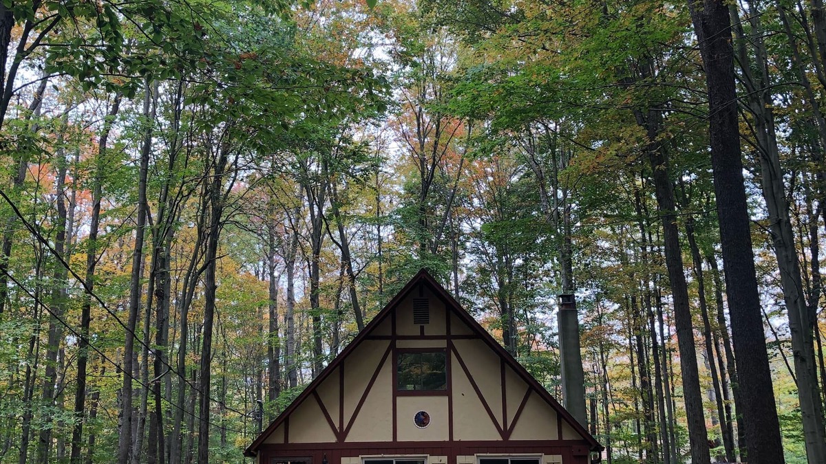 Pocono Lake Ski Chalet | Hidden Chalet in the Poconos- Arrowhead Lake!