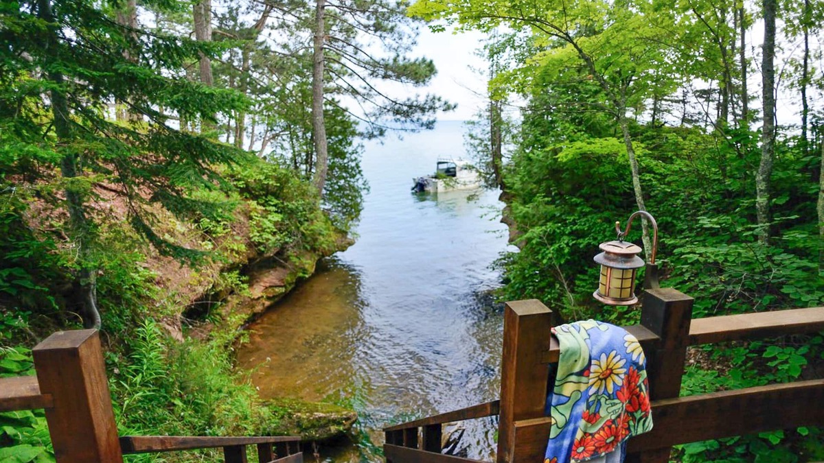 Washburn House | Hidden Cove Washburn Lake Home. Sleeps 6.