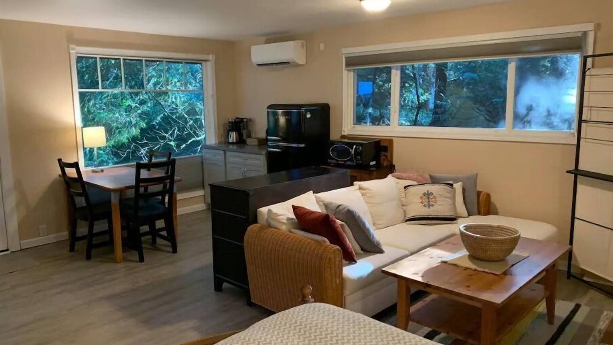 Lake Forest Park Apartment | Hidden Creek Studio in Lake Forest Park!