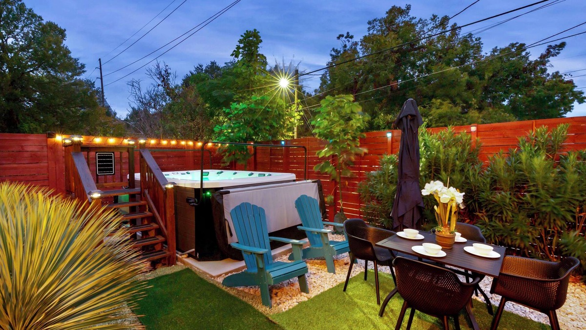 Swede Hill House | Hidden Downtown Gem- SwimSpa&FreeParking& Rooftop DT View; Walk2 Moody&UT&6th St