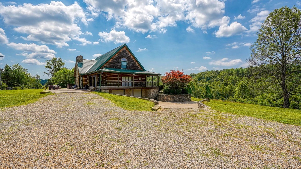 Logan Ski Chalet | Hidden Falls Lodge in Hocking Hills