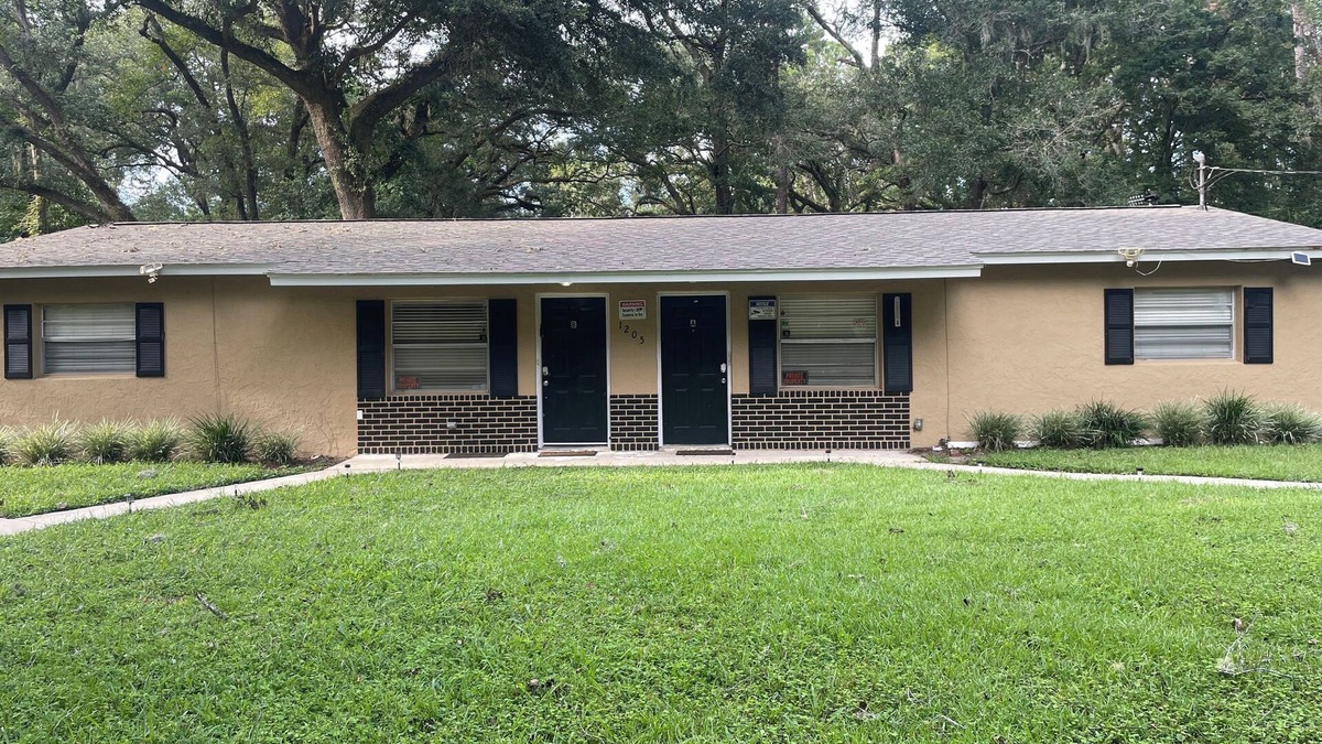 Tallahassee Apartment | Hidden gem! 2 bedroom 1 bath less than 10 minutes from Tallahassee airport