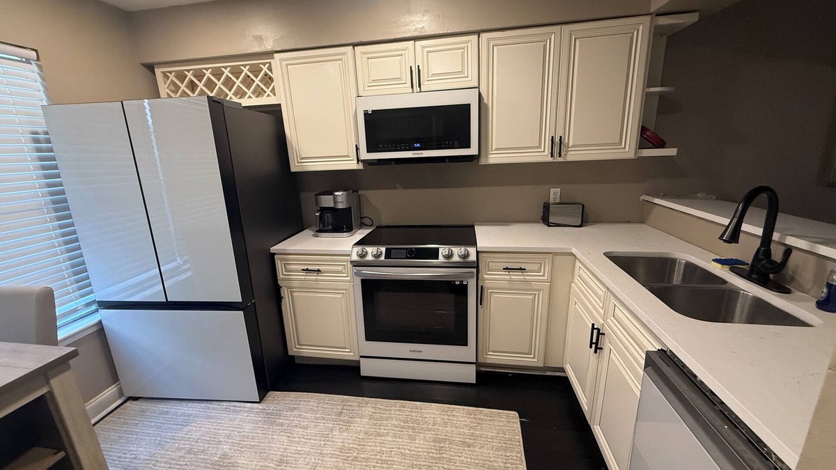 Humble Apartment | Hidden Gem 4 miles from IAH!