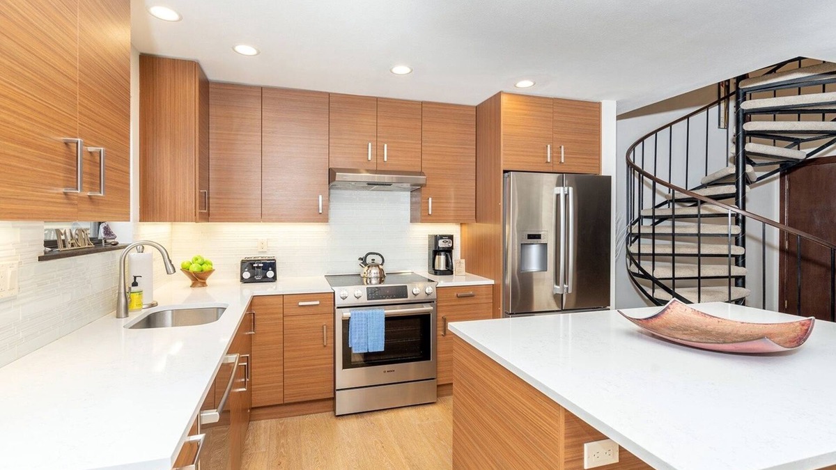 Telluride Condo | Hidden Gem, 4 Min To Lift 7 Garage, Hot Tub, Lux Kitchen, Big + Bright 4 Bedroom Condo by RedAwning