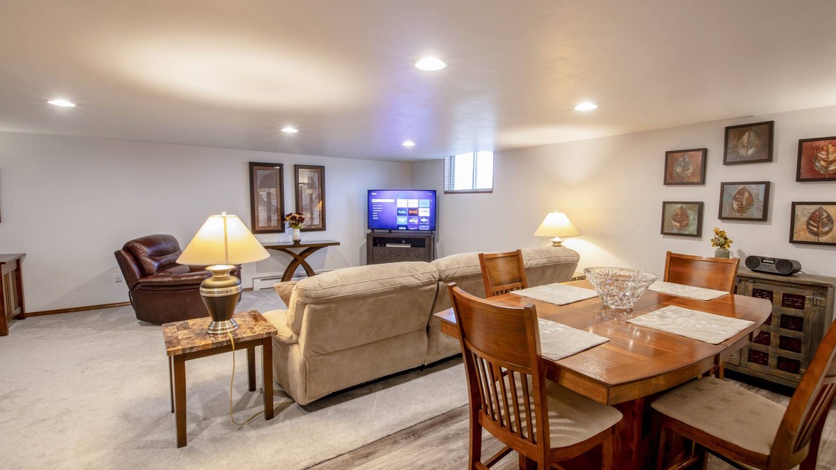 Ashwaubenon House | Hidden Gem! Beautiful Lower Level Townhome-1 mile from Lambeau