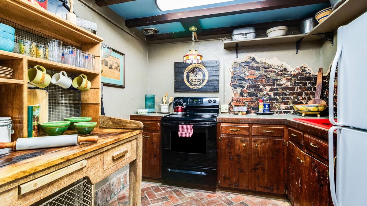 Scott House | Hidden Gem! Beautiful, Historic Renovated Bank in DT Scott, Minutes to Lafayette